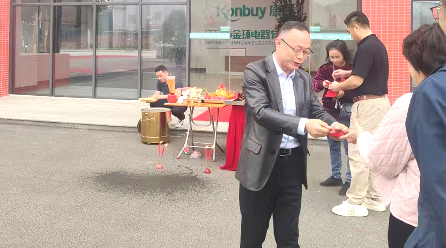 開工好兆頭！金環(huán)電器為全體員工發(fā)放紅包福利！