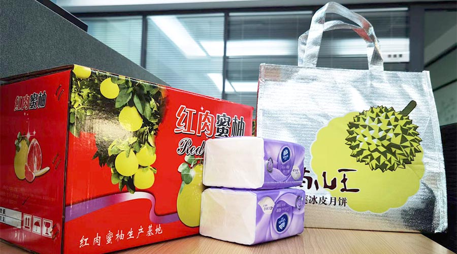 迎中秋 送關(guān)懷！金環(huán)電器給員工們派發(fā)中秋禮包