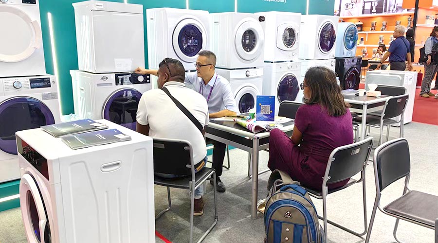 廣交會(huì)參展第一天！金環(huán)電器吸引國(guó)內(nèi)外客戶參觀交流