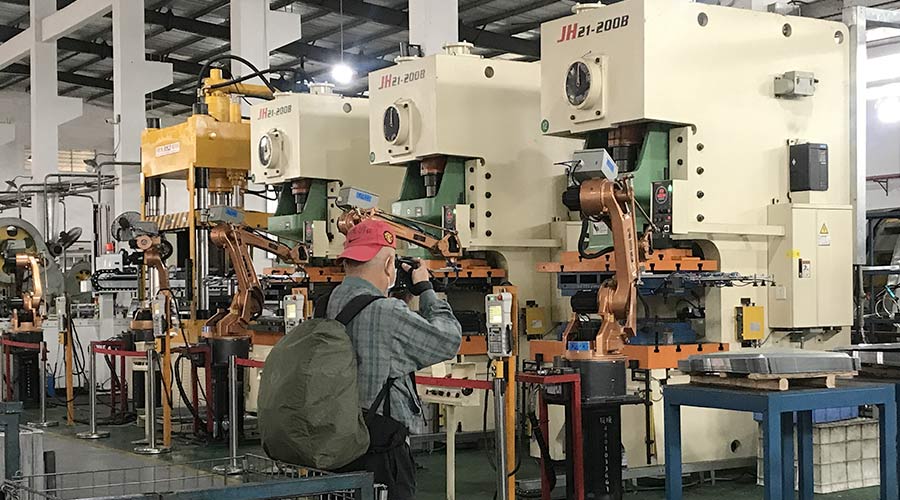 江門市攝影協(xié)會(huì)蒞臨金環(huán)電器拍攝交流  用鏡頭見(jiàn)證實(shí)力！