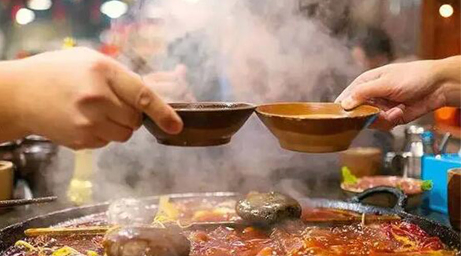 冬天火鍋團建引來一身火鍋味  衣物烘干機化解職場尷尬！